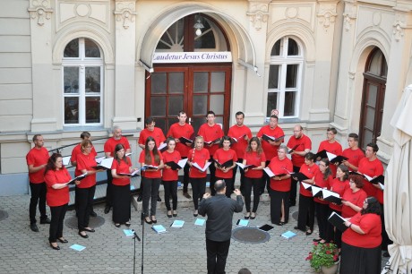 Nyáresti kórusmuzsika hangjai töltötték be a Liszt Ferenc utcát